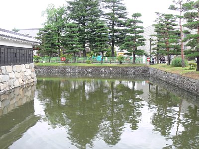 松本城内堀(南東側)