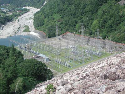 ダム直下の変電所