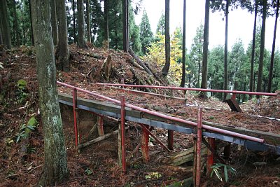 水尾城堀切跡 堀切の上に橋が架かっています
