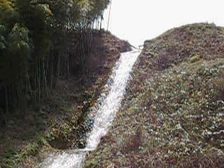 滝のような放水路