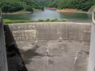 天端から洪水吐を見る