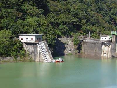 取水設備と貯水池管理用船舶と堤体