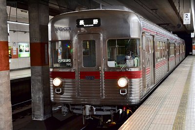 ホームは相対式2面2線です