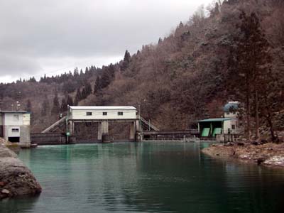 右岸上流側から見た堤体