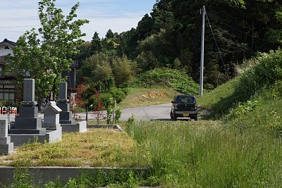 すぐそばに墓場があるのですが・・・