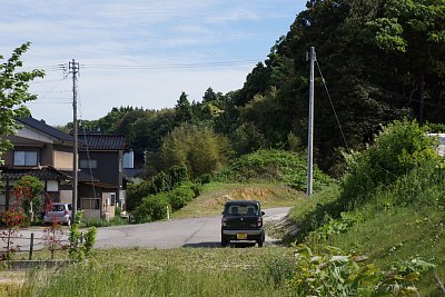 自動車が停まっているあたりに駅があった