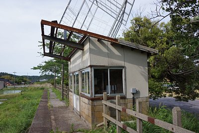 上戸駅待合所の屋根に・・・