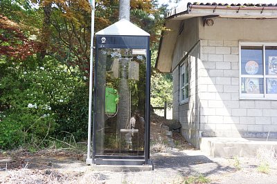 駅前には公衆電話が!!