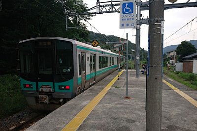 粟野駅に停車する125系電車