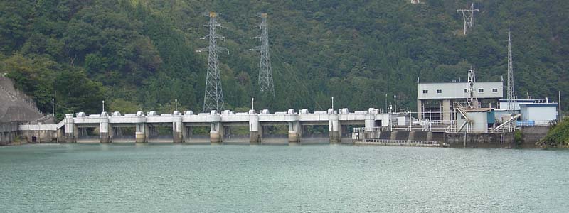 ダム湖から見た堤体