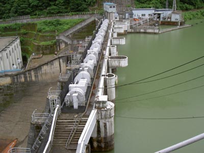 左岸から堤体を見る