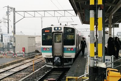 211系電車が停車します