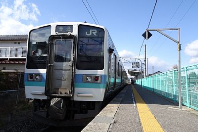 211系電車が停車します