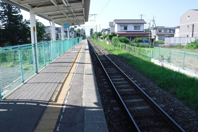 単式ホームに屋根があります