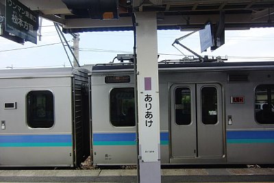 普通列車が停車しています