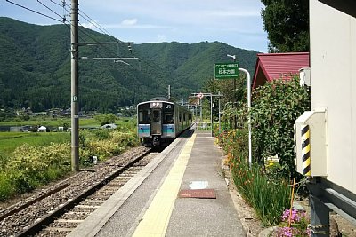 普通列車が到着します