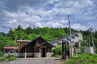 駅舎と跨線橋に2番線にも待合所