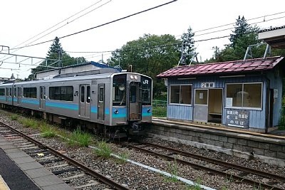 2番線に普通列車が停車します