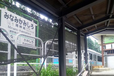 階段の途中ですが、電車が到着しています