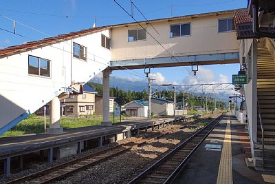 跨線橋と相対式ホーム