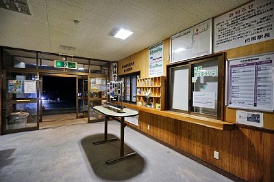 跨線橋と相対式ホーム