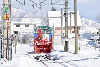 構内をラッセル車が除雪します