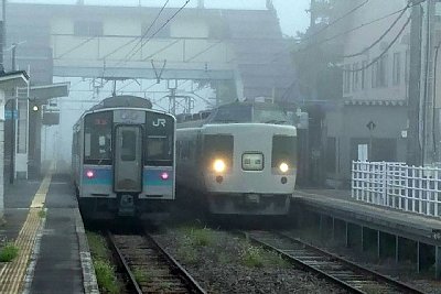 霧の中の列車のすれ違い