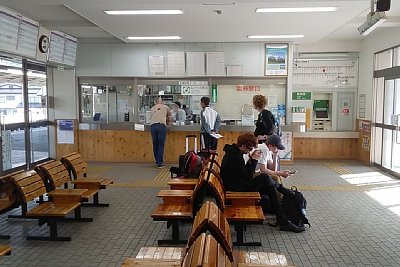 みどりの窓口と自動券売機があります