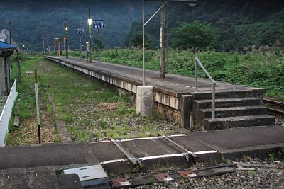 島式ホームの片側の線路がはぎとられています