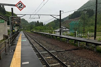 相対式ホームの片側の線路が剥ぎ取られています