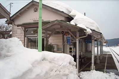 雪に埋もれた駅舎