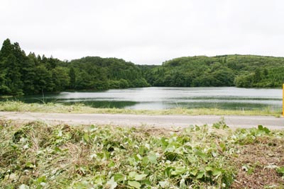 ダム湖は栗山貯水池と呼ばれています
