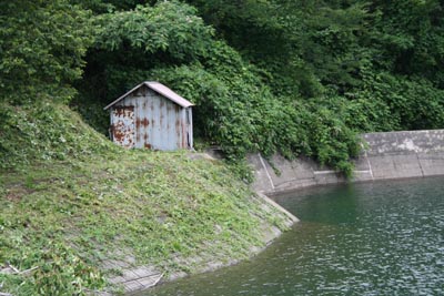 取水設備のある小屋