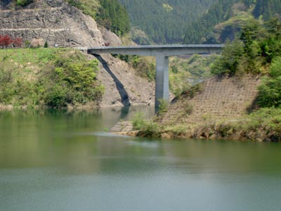 龍ヶ鼻湖と龍ヶ鼻橋