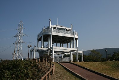 頂上には風の城があります