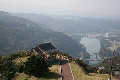 展望台から眼下の神社と神三ダムを見る