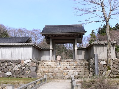 復元・御成門　　石動山城