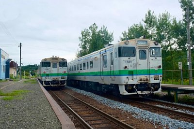 キハ40形気動車が列車交換