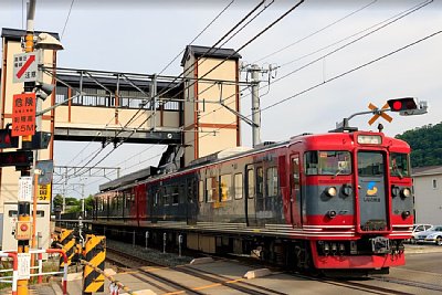 信濃国分寺駅を出発する115系
