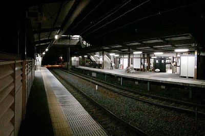 夜のホームと跨線橋に奥にはエレベータ