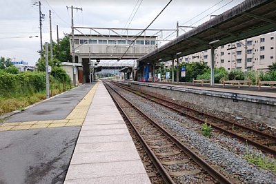 ホームと跨線橋