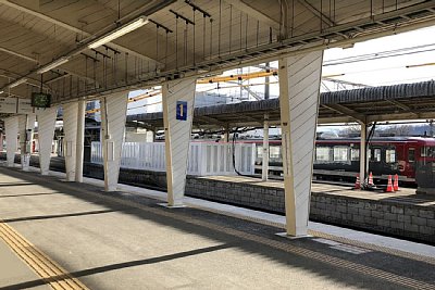 ホームには115系が停車しています