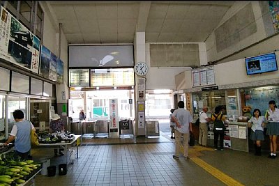 コンコースでは野菜まで販売しています
