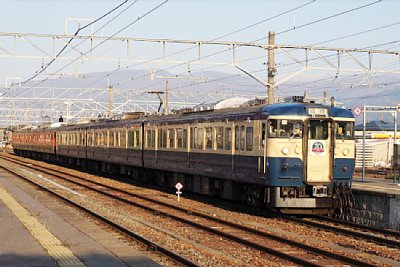 115系臨時列車が停車しています