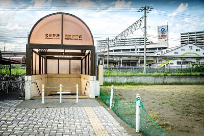 横断地下道入り口