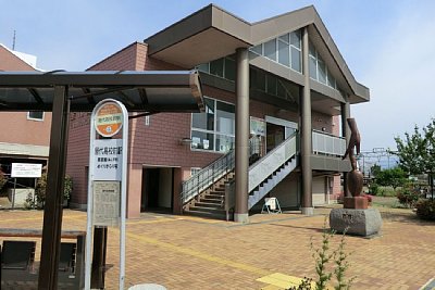 駅前にはバス停があります
