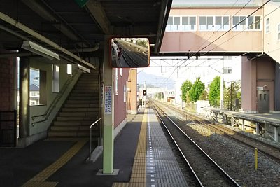 相対式ホームと跨線橋