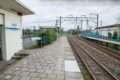 跨線橋も構内踏切もないのです
