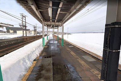 島式ホームの内側の線路が使用されていない