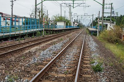 跨線橋も構内踏切もないのです